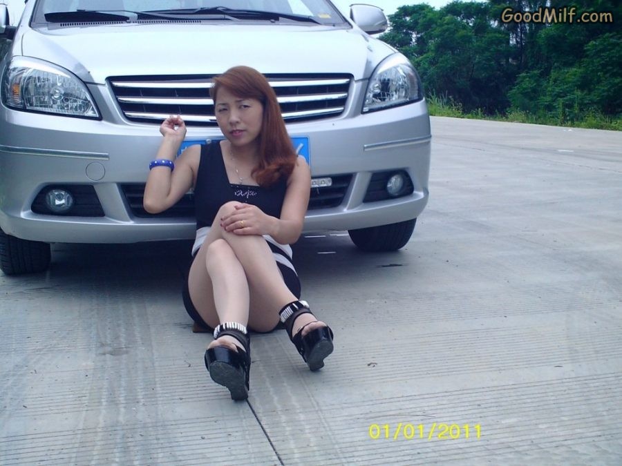 【媳妇当车模】表嫂满屏的丝袜美腿[第7张/共23张]