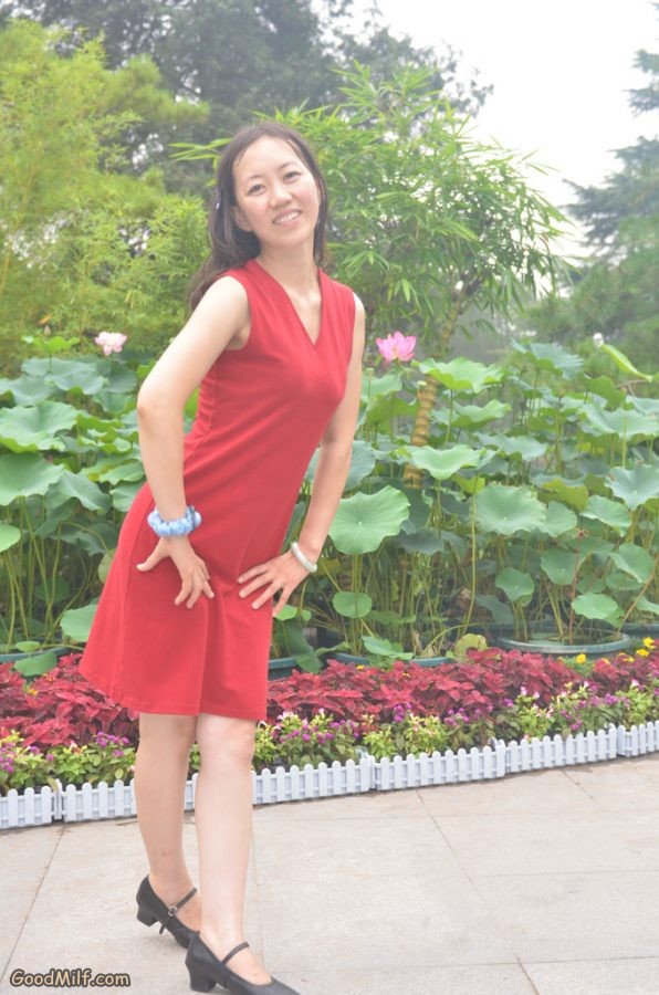 【小小嫂子摄影】公园里拍红裙嫂子[第2张/共12张]