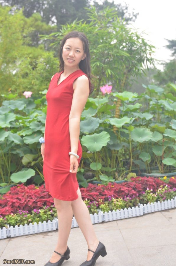 【小小嫂子摄影】公园里拍红裙嫂子[第4张/共12张]