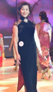 69岁的气质旗袍阿姨走秀