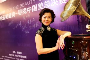 69岁的气质旗袍阿姨走秀