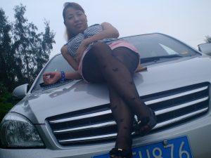 【媳妇当车模】表嫂满屏的丝袜美腿