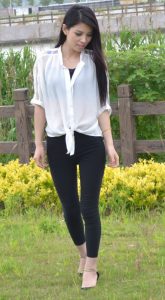 【媳妇当车模】精品美姐脱了细高跟秀肉丝脚