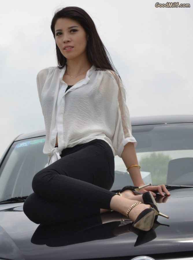 【媳妇当车模】精品美姐脱了细高跟秀肉丝脚[第7张/共16张]