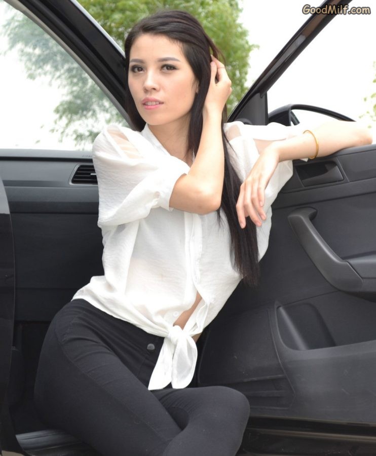 【媳妇当车模】精品美姐脱了细高跟秀肉丝脚[第9张/共16张]