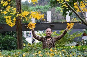 穿豹纹厚裤袜的阿姨