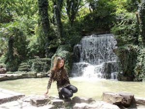 嫂子穿豹纹裙秀美腿爱旅行