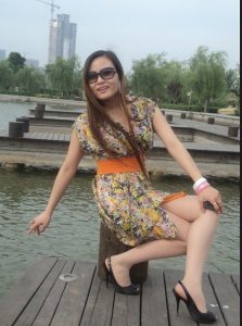 嫂子穿豹纹裙秀美腿爱旅行