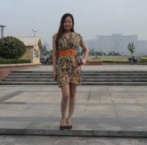 嫂子穿豹纹裙秀美腿爱旅行