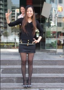 嫂子穿豹纹裙秀美腿爱旅行