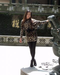 嫂子穿豹纹裙秀美腿爱旅行