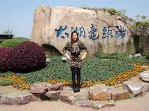 嫂子穿豹纹裙秀美腿爱旅行