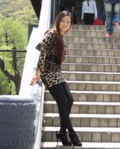 嫂子穿豹纹裙秀美腿爱旅行