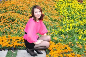 小表嫂的黑丝美腿照片,从她空间里找的