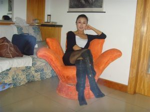 爱穿长靴黑丝袜的一位大姐