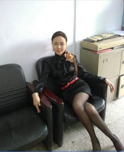 单位里的美腿会计喜欢穿丝袜让我拍照