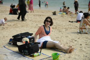 大嫂在海边秀玉足