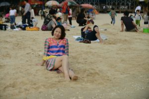 大嫂在海边秀玉足