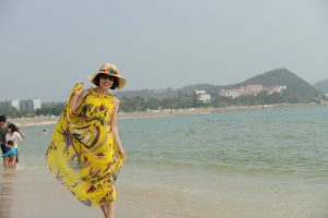 大嫂在海边秀玉足