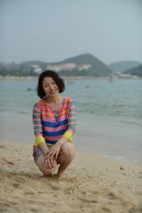 大嫂在海边秀玉足