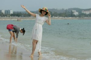 大嫂在海边秀玉足