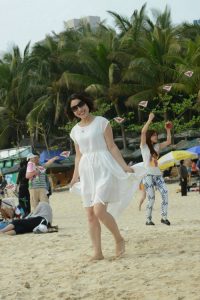 大嫂在海边秀玉足