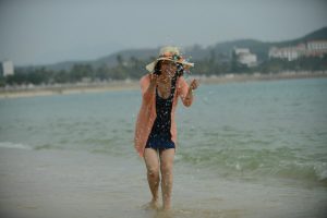 大嫂在海边秀玉足