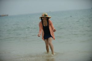 大嫂在海边秀玉足