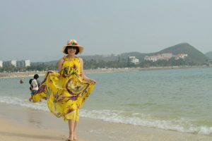 大嫂在海边秀玉足