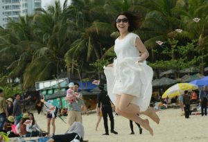 大嫂在海边秀玉足