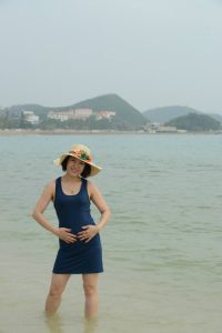 大嫂在海边秀玉足