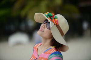 大嫂在海边秀玉足