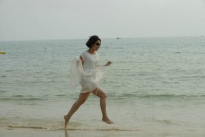 大嫂在海边秀玉足