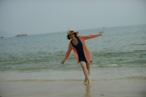 大嫂在海边秀玉足