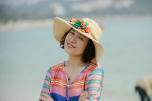 大嫂在海边秀玉足