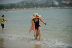 大嫂在海边秀玉足