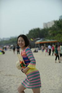 大嫂在海边秀玉足