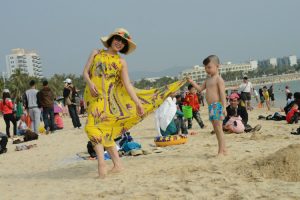 大嫂在海边秀玉足