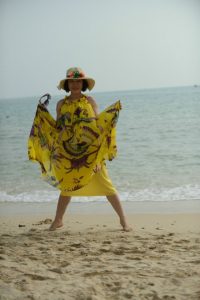 大嫂在海边秀玉足