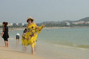 大嫂在海边秀玉足