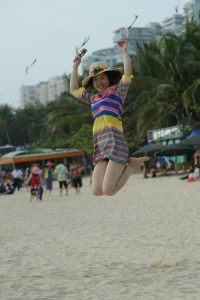 大嫂在海边秀玉足