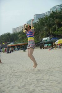 大嫂在海边秀玉足