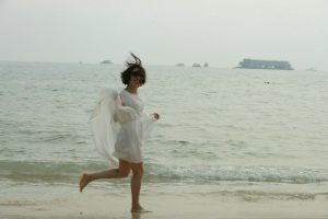 大嫂在海边秀玉足