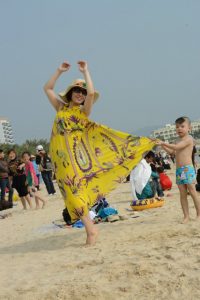 大嫂在海边秀玉足