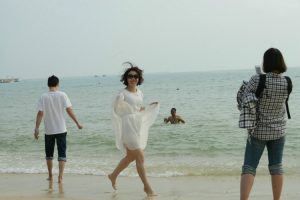 大嫂在海边秀玉足