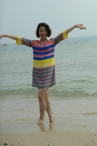 大嫂在海边秀玉足