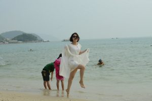 大嫂在海边秀玉足