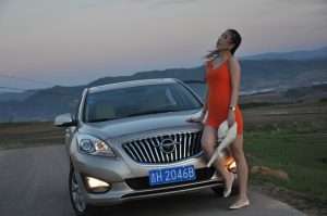 【媳妇当车模】美腿媳妇海马自驾游