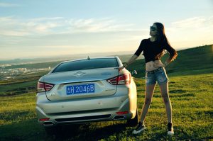 【媳妇当车模】美腿媳妇海马自驾游