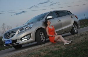 【媳妇当车模】美腿媳妇海马自驾游